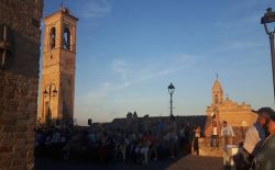 Piazza della Torre a Piagge nelle Terre Roveresche (Marche)  - © Santox, GFDL, Wikipedia