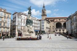 Piazza della Vergine Bianca a Vitoria Gasteiz, Spagna: qui si trova il monumento che commemora la battaglia di Vitoria avvenuta nel giugno del 1813  - © Noradoa / Shutterstock.com