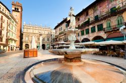 Piazza delle Erbe a Verona - Si tratta del luogo centrale di Verona, da cui si dirama per esempio la strada che porta al famoso balcone di Romeo e Giulietta. Qui vi sono moltissime fontane dai ...