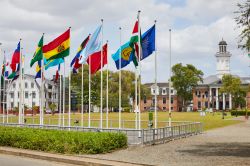 Piazza dell'Indipendenza a Paramaribo (Suriname) con le bandiere della Comunità Caraibica e del Common Market (CARICOM) - © R.A.R. de Bruijn Holding BV / Shutterstock.com