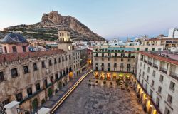 Piazza di Alicante vista dall'alto al sorgere del sole, Spagna.

