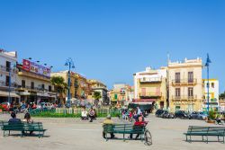 La piazza di Mondello, l'elegante salotto costiero di Palermo - © Littleaom / Shutterstock.com 