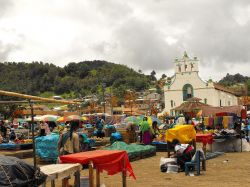 La piazza principale di San Juan Chamula (Chiapas, Messico) durante il mercato. Sullo sfondo, il Templo de San Juan.
