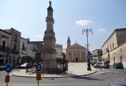 La piazza centrale a Sava, la località del Salento in Puglia - ©  Livioandronico2013 - CC BY-SA 3.0 - Wikimedia Commons.