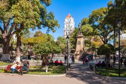 Plaza 25 de Mayo è la principale piazza della città di Sucre (Bolivia). Qui si affacciano la Cattedrale, la Casa de la Libertad e altri edifici storici - foto © saiko3p ...