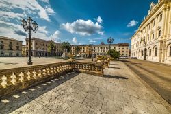 Piazza d'Italia a Sassari, Sardegna, in una giornata estiva. Principale piazza cittadina, è circondata da splendidi palazzi finemente rifiniti che rispecchiano il cuore ottocentesco ...