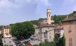 Piazza Doria in centro a Garbagna con i 4 ippocastani. Siamo in Piemonte, provincia di Alessandria - © Fantonk, CC BY 3.0, Wikipedia