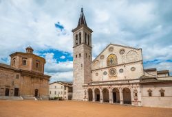 Piazza Duomo nel centro di Spoleto, Umbria. La sua forma rettangolare che culmina con una lunga scalea la rende una delle piazze più caratteristiche d'Italia. Dominata a est dal colle ...