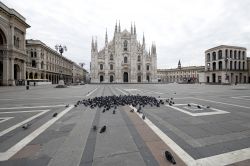 Piazza Duomo deserta a Milano ai tempi del Coronavirus e quarantena da Covid-19 - © Paolo Bona / Shutterstock.com