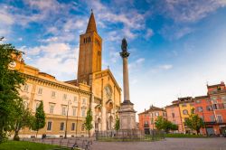 Piazza Duomo e  la Cattedrale di Santa Maria Assunta e Santa Giustina a Piacenza