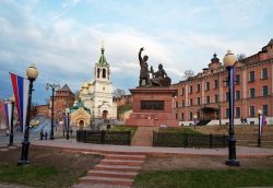 La piazza e il monumento a Minin e Pozharsky nel centro di Nizhny Novgorod, Russia. Kuz'ma Minin nacque porprio a Nizhny nel XV secolo e cobatté per la Russia contro l'esercito ...
