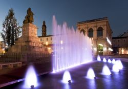 Piazza Gambetta di notte in occasione del Natale, centro storico di Cahors (Francia).

