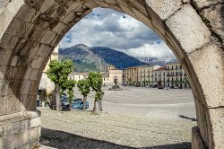 Piazza Garibaldi a Sulmona, Abruzzo, vista dall'acquedotto. La sua planimetria rettangolare è caratterizzata da uno spicchio dell'acquedotto Svevo e da una fontana medievale sul ...