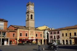 Piazza Garibaldi ed il Palazzo della Torre a ...