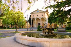 Siamo in Piazza Garibaldi in centro a Vada, provincia di Livorno