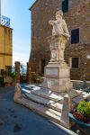 Piazza Garibaldi nel cuore del villaggio dei Scarlino in Maremma