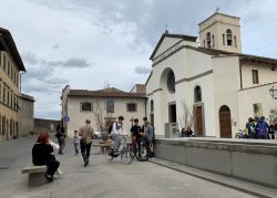 Piazza Giacomo Matteotti  e la Pieve di Santo Stefano a Campi Bisenzio in Toscana - © lissa.77 / Shutterstock.com