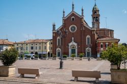 Piazza Grande e la Basilica di Santa Maria delle Grazie a Cortemaggiore in Emilia - © Claudio Giovanni Colombo / Shutterstock.com