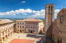 Piazza Grande e la Chiesa di Santa Maria Assunta nel centro storico rinascimentale di Montepulciano in Toscana