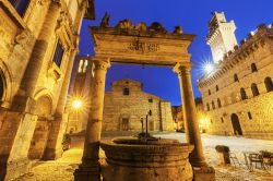 Piazza Grande in Montepulciano ed un antico pozzo ...