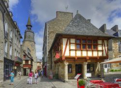 Una piazza del centro di Dinan e, sullo sfondo, la sagoma della Tour de l'Horloge, costruita nel XV secolo e alta quarantacinque metri - © Pecold / Shutterstock.com 