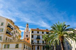 Gli eleganti palazzi del centro di Sanremo e, sullo sfondo, il campanile della Cattedrale di San Siro - la Cattedrale di San Siro è l'edifico religioso più antico di Sanremo, ...