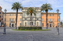 Piazza IV Novembre a Bracciano, borgo del Lazio  - © JIPEN / Shutterstock.com