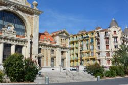 Place Liberation a Nizza, Francia. Uno scorcio del quartiere popolare di Nizza che si innalza di fronte alla Gare du Sud.
