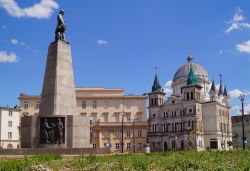 Piazza Liberty con il monumento dedicato a T.Kociuszko nel centro di Lodz, Polonia. Sullo sfondo la chiesa e Piotrkowska Street.
