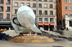 Piazza Louis Pradel nei pressi dell'Opera di Lione, Francia. Di particolare prestigio è la moderna fontana che arreda questo spazio urbano - © MagSpace / Shutterstock.com 