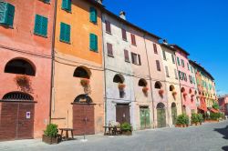 Piazza Marconi e le case colorate con le finestre della Via degli Asini a Brisighella