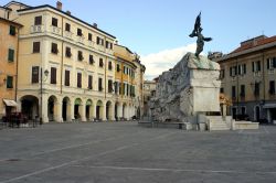 Piazza Matteotti a Sarzana, Liguria. Cuore del centro storico monumentale della cittadina, questa piazza ospita al centro il monumento realizzato dallo scultore sarzanese Carlo Fontana  ...