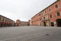 Piazza Matteotti, il cuore del centro storico di Imola - © Claudio Giovanni Colombo / Shutterstock.com
