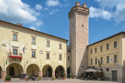 Piazza Mazzini nel centro storico di Trevi, Umbria. Il cuore di Trevi è proprio Piazza Mazzini, chiusa ad angolo dal Palazzo comunale del XIII° secolo con la torre civica.
