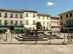 L'elegante Piazza Medicea in centro a Fivizzano in Toscana