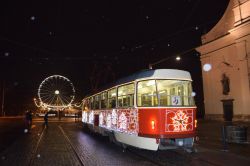 Piazza Morava, Brno, ruota panoramica e tram in versione natalizia