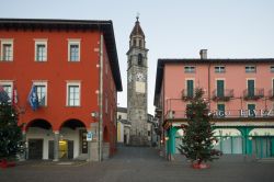 Piazza Motta a Ascona, Svizzera. Campanile e attività commerciali si affacciano sulla bella piazza cittadina. Ascona è un borgo antico, ricco di testimonianze storiche di epoca ...