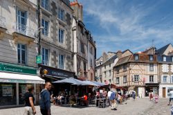 Piazza nei pressi di Notre Dame la Grande a Poitiers, Francia, con gente seduta nei locali all'aperto - © Miroslaw Skorka / Shutterstock.com