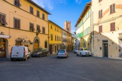 Piazza nel borgo di Montopoli in Val d'Arno in Toscana, provincia di Pisa - © muph / Shutterstock.com