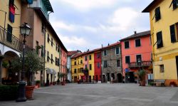 La piazza nel centro di Brugnato, La Spezia, Italia. Le origini del nome di questo Comune sarebbero da ricercare nello stemma araldico che rappresenta un susino: in dialetto, brigne o brignun ...