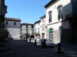 Piazza nel centro storico di Pieve Fosciana in Toscana