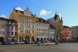 Edifici storici sulla piazza Přemysl Otakar II, nel centro di Ceske Budejovice, in Repubblica Ceca - foto © photobeginner / Shutterstock.com