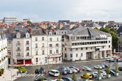 Piazza Presidente Kennedy dall'alto ad Angers, Francia, con auto parcheggiate - © 210317329 / Shutterstock.com