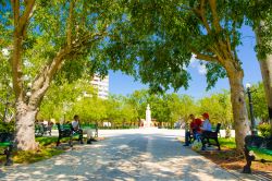 La piazza principale di Ciego de Avila è Parque Martì. Al centro sorge il busto dell'eroe dell'Indipendenza cubana © Fotos593 / Shutterstock.com