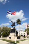 Piazza principale di Camaguey, Cuba - La bandiera cubana sventola nella piazza più importante della città di Camaguey  © Tupungato / Shutterstock.com