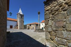 La piazza principale di Castelo Mendo, Portogallo, con la gogna e la chiesa sullo sfondo.

