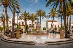 La piazza principale di Vejer de la Frontera, provincia di Cadice, Spagna. Piazza di Spagna ospita al suo centro una bella fontana con piastrelle di ceramica colorata - © cornfield / Shutterstock.com ...