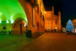 Piazza Risorgimento a Alba durante il Natale, Piemonte, Italia. E' la principale piazza della città, nota anche come Piazza Duomo, su cui si affaccia il Palazzo del Comune - © ...