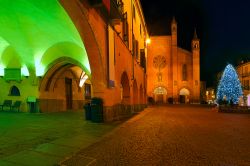 Piazza Risorgimento a Alba durante il Natale, Piemonte, Italia. E' la principale piazza della città, nota anche come Piazza Duomo, su cui si affaccia il Palazzo del Comune - © ...