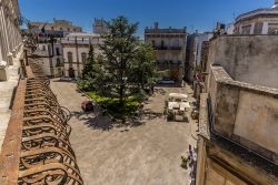 Piazza Roma a Martina Franca, Puglia, in estate. A quest'area urbana, con forma triangolare, si accede attraverso l'arco di Santo Stefano. Qui si affacciano importanti edifici storici ...